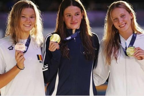 Aissia Prisecariu (stânga) cu medalia de bronz FOTO European Aquatics