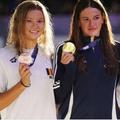 Aissia Prisecariu (stânga) cu medalia de bronz FOTO European Aquatics