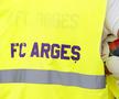 FC Argeș și-a prezentat echipamentul #2 și #3 pentru noul sezon pe șantierul stadionului „Nicolae Dobrin” / Sursă foto: Facebook@ FC Argeș