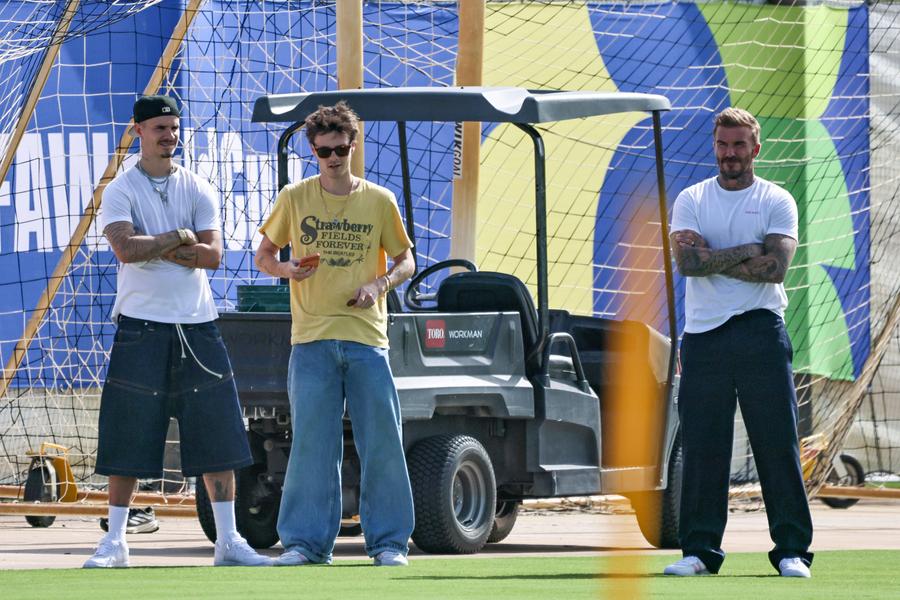 David Beckham alături de doi dintre băieții acestuia la antrenamentul Angliei // foto: Imago Images Harry Kane, „băgat în ședință” de David Beckham înaintea „sfertului” cu Norvegia