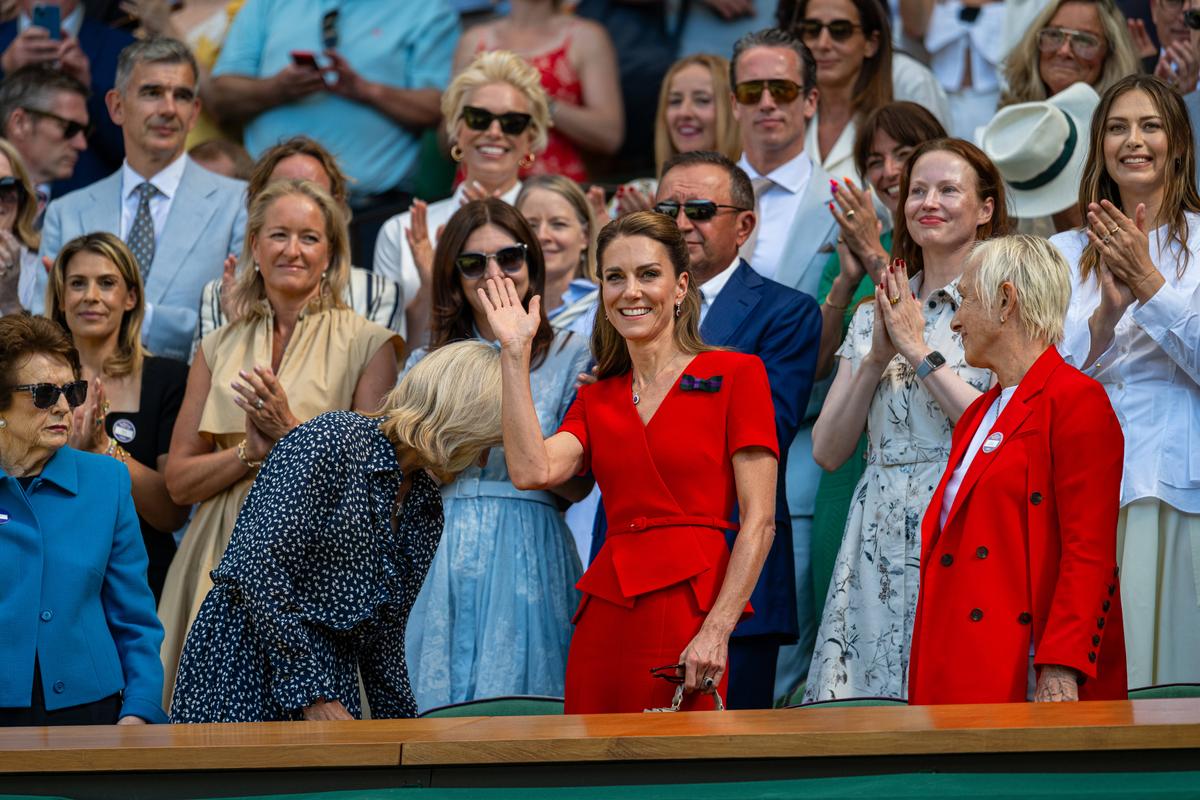 Simona Halep și omul de afaceri Dorin Mateiu, fotografiați în loja regală de la Wimbledon, lângă Prințesa Kate și Sharapova
