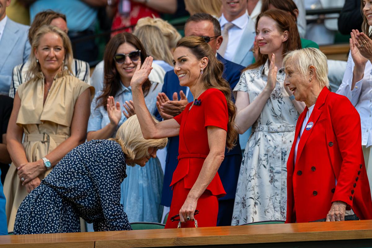 Simona Halep și omul de afaceri Dorin Mateiu, fotografiați în loja regală de la Wimbledon, lângă Prințesa Kate și Sharapova