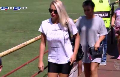 FOTO Blonda care a zăpăcit spectatorii la Sportul Snagov - FC Argeș » Ce și-a scris pe tricou :)