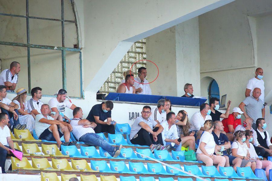 În spatele lor, fără mască pe față, este primarul orașului Baia Mare, Cătălin Cherecheș (cel încercuit) Primarul a hotărât desființarea echipei, nervos pe ratarea promovării