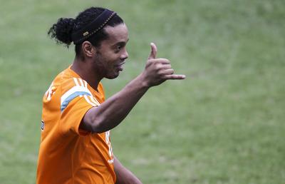 Ronaldinho face petreceri cu alcool și manechine în arest la domiciliu!