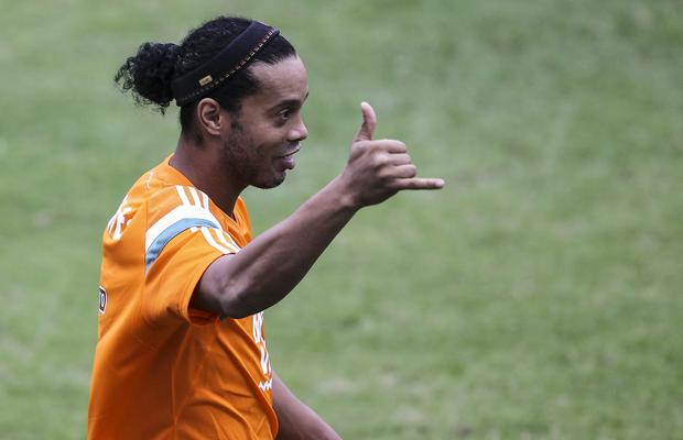 Ronaldinho face petreceri cu alcool și manechine în arest la domiciliu!
