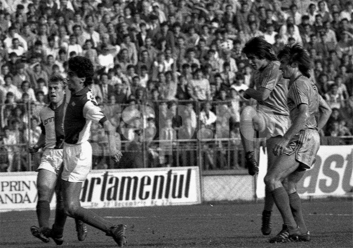 Povestea ultimului derby Rapid - Steaua din comunuism: „Galeria noastră s-a bătut parte-n parte cu Miliția! S-a jucat până a câștigat cine trebuia!”