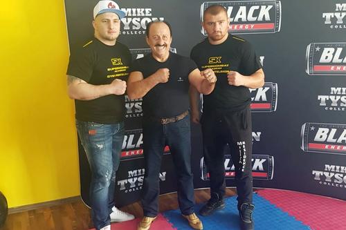 Nicolae Cristescu (foto, în centru), fostul acționar de la Rapid, a fost ridicat de acasă de DIICOT