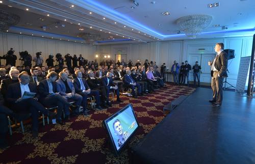 Când și-a lansat candidatura la FRF, Ionuț Lupescu a fost susținut în sală de toată crema fotbalului românesc // FOTO: Raed Krishan