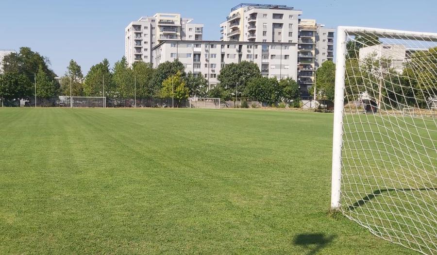 Unul dintre terenurile pe care se pregătesc copiii de la ACS Juniorul L-a propulsat pe Rareș Ilie în fotbalul mare, a încasat un milion de euro și ține să asigure: „Am toată structura necesară pentru performanță. Rareș este beton mental”