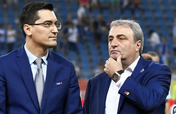 Federația l-a interzis pe pariorul Șumudică, dar îi vrea selecționeri pe Pancu, simpatizantul criminalului Kadîrov și al tradiției de „a omorî femeile oricând”, și pe Grozavu, bătăușul de jucători!