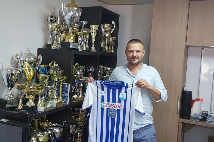 Trăistaru, cu un tricou al clubului său și câteva dintre trofeele câștigate L-a propulsat pe Rareș Ilie în fotbalul mare, a încasat un milion de euro și ține să asigure: „Am toată structura necesară pentru performanță. Rareș este beton mental”