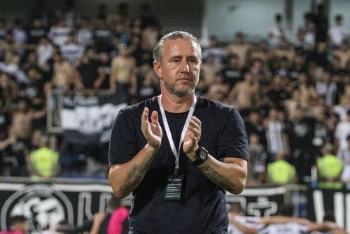 Neftchi Baku, formația antrenată de Laurențiu Reghecampf, luptă ACUM cu Rapid Viena pentru calificarea în play-off-ul Conference League. Manșa retur, începută la ora 21:30, a intrat în cele două reprize adiționale.