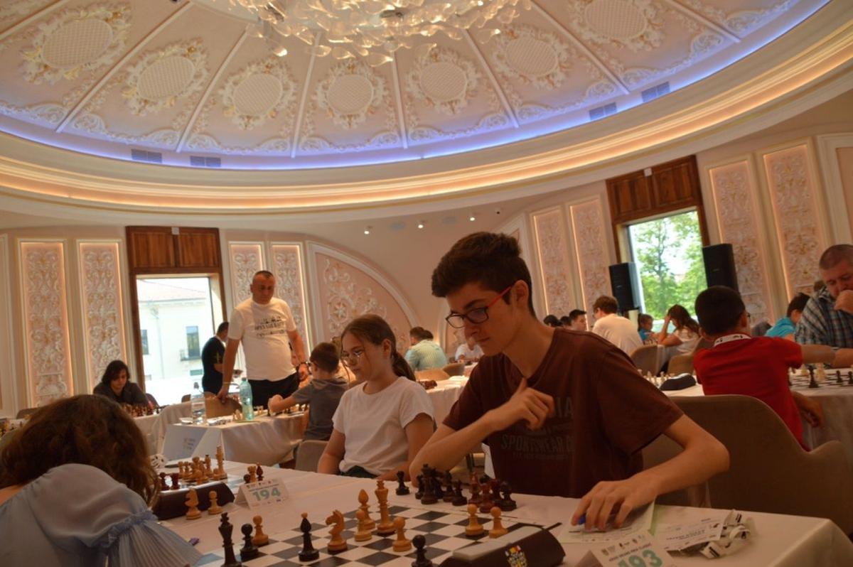 A început turneul de șah Arad Grand prix Classic 2023 » Cine sunt marii favoriți + Marele premiu pus în joc