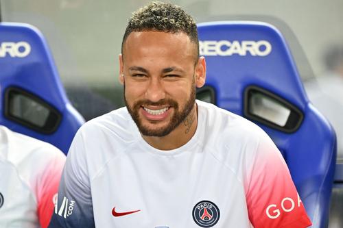 Neymar, 31 de ani, a bătut palma cu Barcelona. PSG va solicita o sumă de transfer, nu îl lasă să plece liber pe brazilianul cu care mai are contract până în iunie 2025.