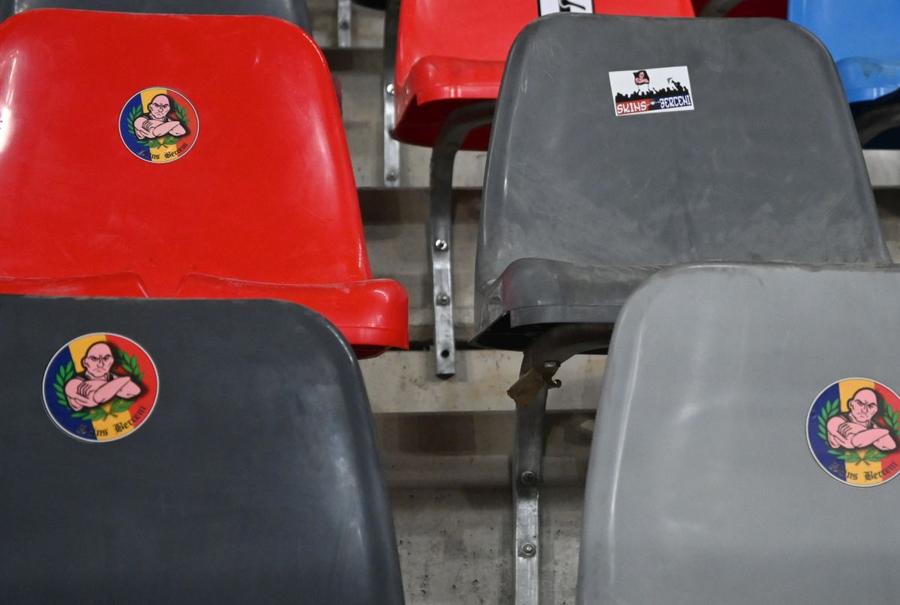 Stickere- atașate de cei din Peluza Nord pe scaune „Ghencea din nou pe harta europeană” » 5 lucruri care nu s-au văzut la TV, de la partida FCSB - Nordsjaelland: Revanșa organizatorilor, show spectaculos de lumini + Ironii pentru CSA Steaua
