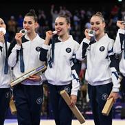 Adar Friedmann (a doua de la dreapta spre stânga) și colegele din echipa feminină a Israelului,cu medaliile de argint / Sursă foto: Instagram@ rbufolin /
 olympicteamisrael