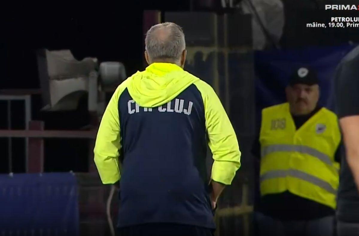 Dan Petrescu, criză de nervi la CFR Cluj - Slobozia » Două galbene în două minute și o imagine antologică
