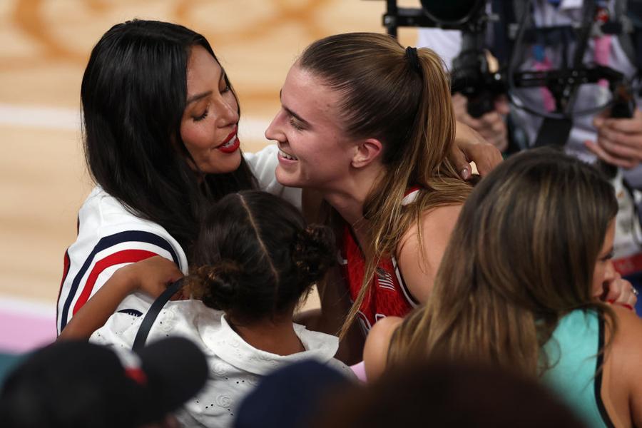 Sabrina Ionescu, alături de Vanessa Bryant / FOTO: GettyImages S-a terminat și ultima competiție de la Jocurile Olimpice » AURUL la baschet feminin, decis de câțiva centimetri! Sabrina Ionescu e campioană
