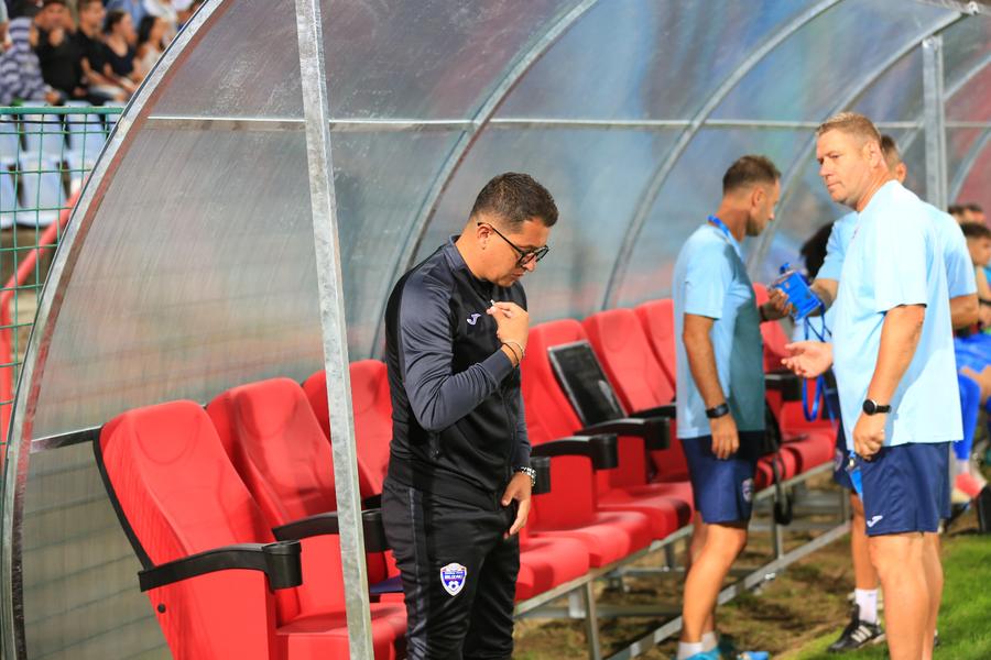 Prepeliță, o rugăciune înaintea jocului / Foto: Ionuț Iordache 10 detalii observate pe stadion la Gloria Buzău - Rapid » Cum era să rămână Braun fără pantaloni, meniu cu semințe de bostan și gestul rezervelor Săpunaru și Grigore