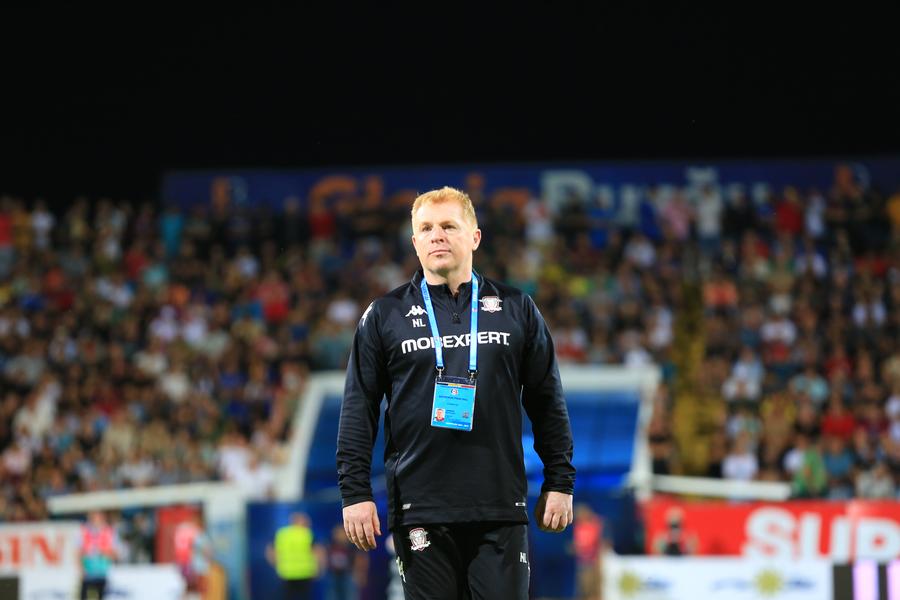 Neil Lennon FOTO: Ionuț Iordache (GSP) 10 detalii observate pe stadion la Gloria Buzău - Rapid » Cum era să rămână Braun fără pantaloni, meniu cu semințe de bostan și gestul rezervelor Săpunaru și Grigore