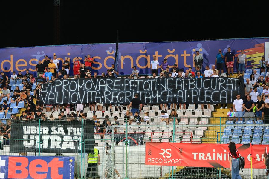 Galeria Buzăului i-a adus un omagiu lui Valentin Ioviță / Foto: Ionuț Iordache 10 detalii observate pe stadion la Gloria Buzău - Rapid » Cum era să rămână Braun fără pantaloni, meniu cu semințe de bostan și gestul rezervelor Săpunaru și Grigore