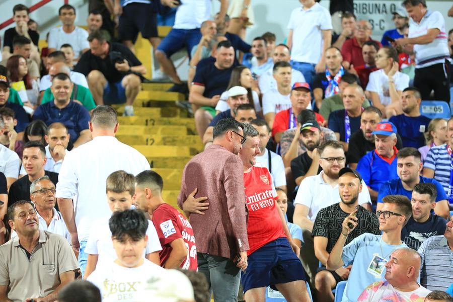 Viorel Moldovan la poze cu fanii buzoieni / Foto: Ionuț Iordache 10 detalii observate pe stadion la Gloria Buzău - Rapid » Cum era să rămână Braun fără pantaloni, meniu cu semințe de bostan și gestul rezervelor Săpunaru și Grigore