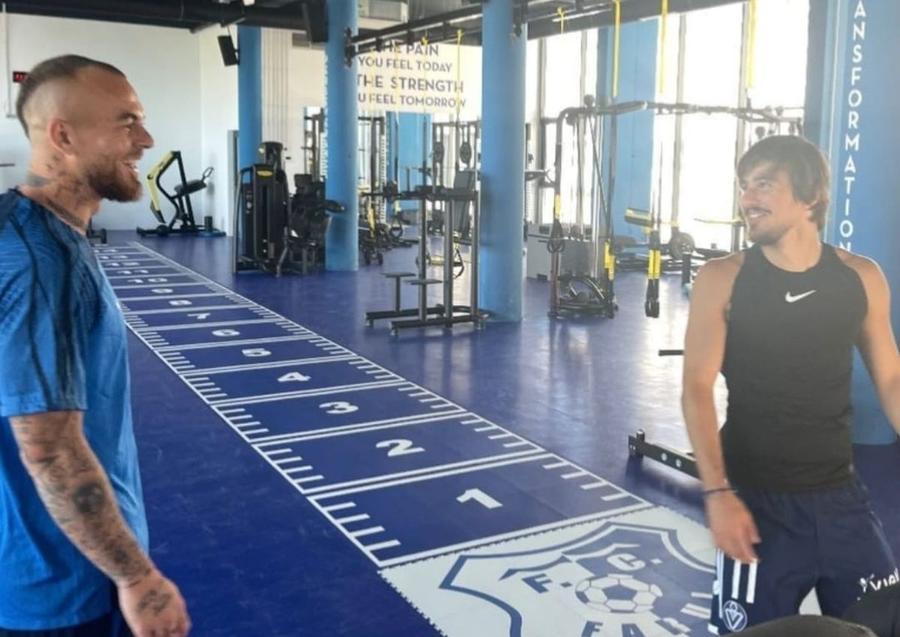 Alexi Pitu (dreapta) s-a întreținut cu Denis Alibec, fostul lui coleg Farul, aproape de o nouă lovitură! » Liber de contract, Alexi Pitu se antrenează deja la baza sportivă a Academiei Hagi