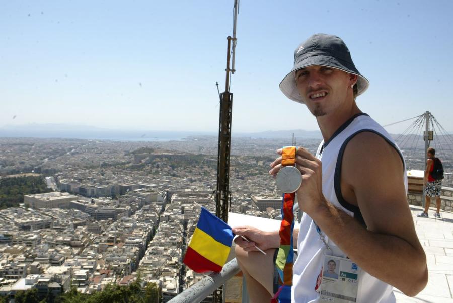 Marian Oprea cu medalia olimpică de argint de la Atena 2004 Foto: Cristi Preda România, locul 23 în clasamentul pe medalii, progres față de edițiile recente » Ce se întâmplă însă în ultimele zile de concurs olimpic de 20 de ani încoace?