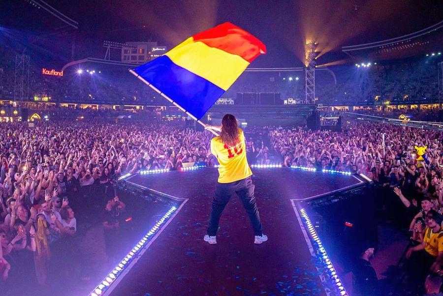 Salvatore Ganacci, pe scenă la Untold în tricoul lui Hagi, foto: untoldfestival Untold vine la București! Arena Națională se transformă în kilometrul zero al distracției » Contractul a fost semnat de Nicușor Dan
