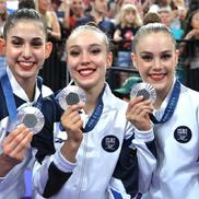 Adar Friedmann, prima din dreapta, și colegele din echipa feminină a Israelului,cu medaliile de argint / Sursă foto: Instagram@ olympicteamisrael