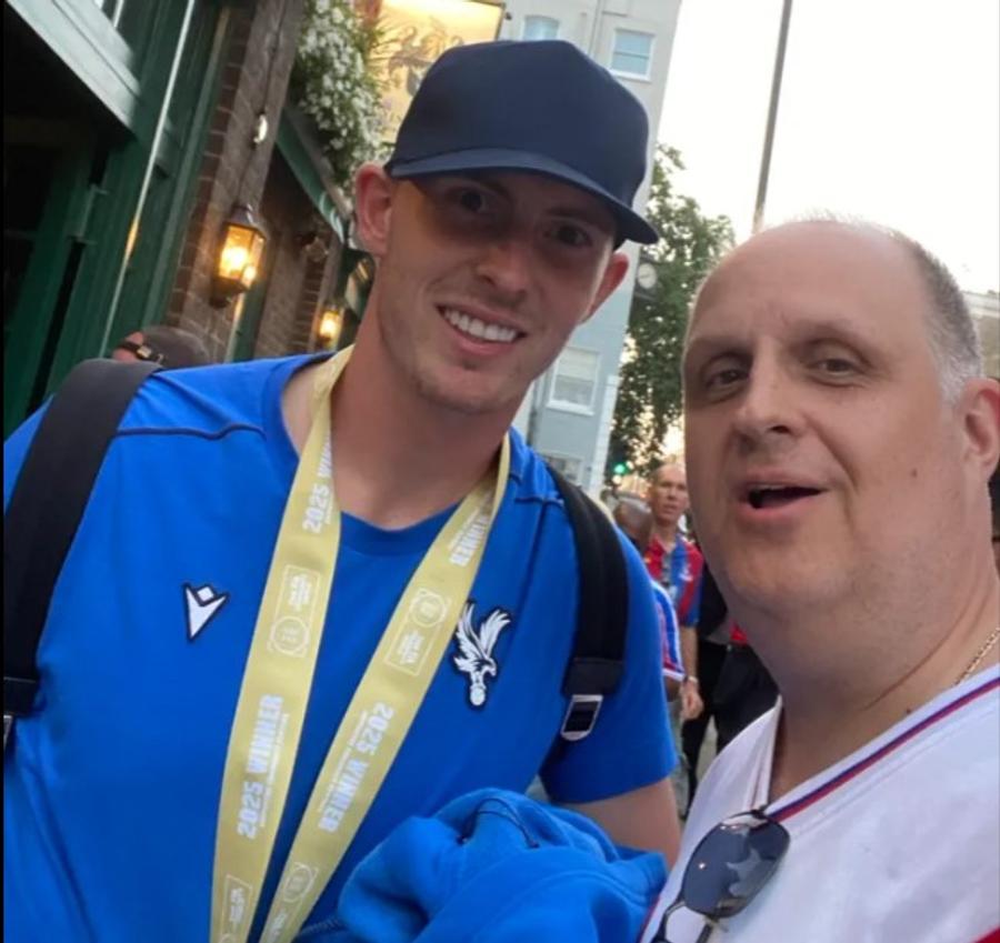 Dean Henderson a făcut selfieuri cu mai mulți suporteri ai lui Crystal Palace după Supercupa cu Liverpool / Foto: x.com/CPFC72 Eroul lui Crystal Palace a impresionat și după meciul cu Liverpool » Gestul făcut de portarul Dean Henderson!