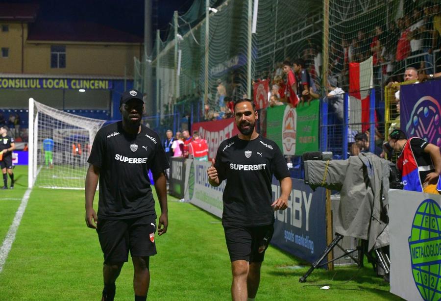 Wilfred Moke, în stânga, alături de nutriționistul Javier Rodriguez / FOTO: Cristi Preda (GSP) Expertul din umbra lui Kopic » El trebuie să rezolve problema semnalată la Dinamo: „Am suferit”