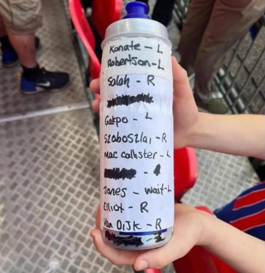 Înaintea fiecărui penalty bătut de campionii Angliei, Dean Henderson și-a consultat notițele ascunse în prosop / Foto: X Eroul lui Crystal Palace a impresionat și după meciul cu Liverpool » Gestul făcut de portarul Dean Henderson!