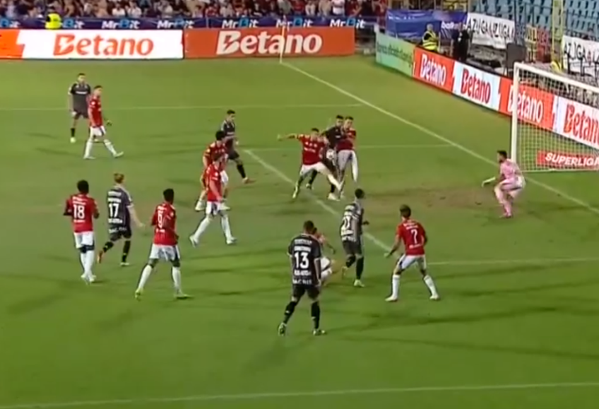 Fază controversată în careul celor de la Oțelul Galați. Rapidiștii au cerut penalty, după ce Zhelev a atins mingea cu mâna.