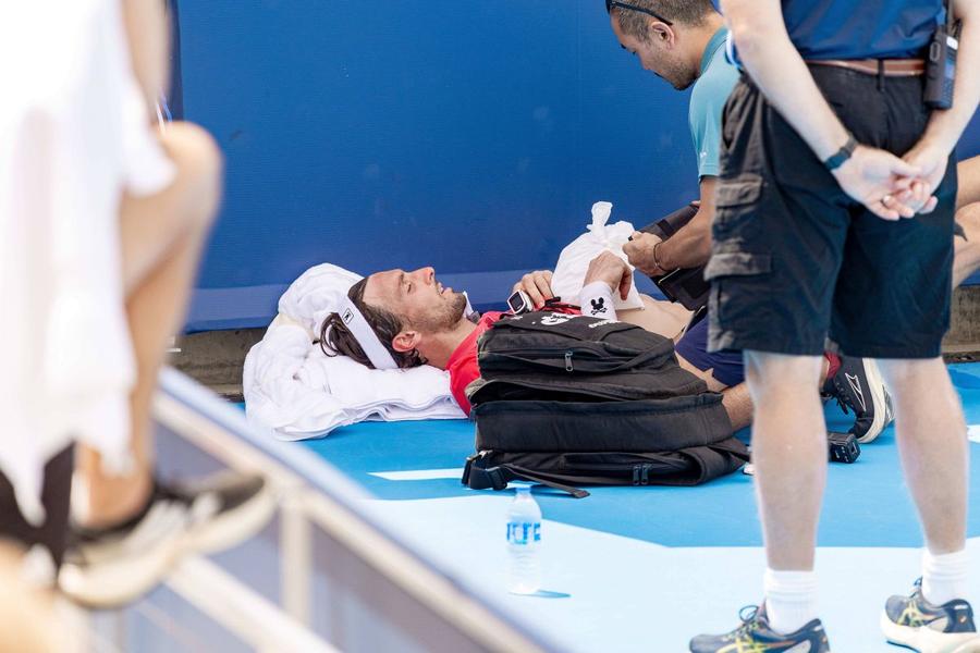 Momente de panică la Cincinnati! Arthur Rinderknech s-a prăbușit pe teren din cauza căldurii. FOTO: Imago Images Momente dramatice la Cincinnati! Jucătorul s-a prăbușit pe teren din cauza căldurii