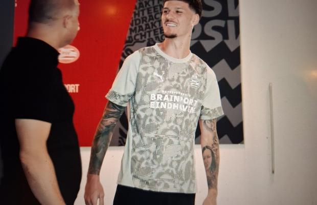 Parma și-a luat adio de la Man » Prima imagine cu Dennis după ce a trecut vizita medicală la PSV Eindhoven + Ce număr va avea la campioana Olandei