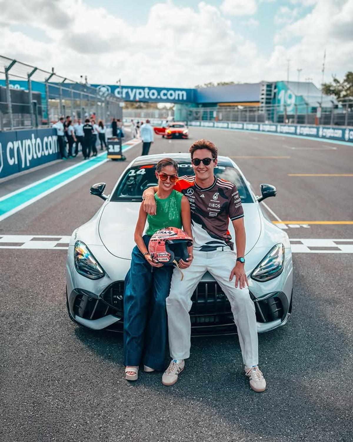 Starul din Formula 1 a făcut pasul cel mare! A cerut-o de soție pe superba Carmen, în plin sezon