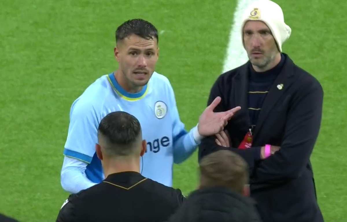 Istvan Kovacs, un nou meci cu scandal în Europa! Patronul lui Darius Olaru a părut că l-a lovit pe arbitru: imagini incredibile de la final
