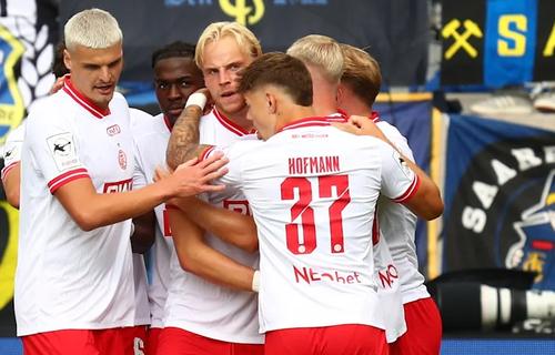 După golul lui Ben Hüning (centru), care a deschis scorul în Saarbrucken - RW Essen 5-2, a avut loc scena șocantă