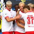 După golul lui Ben Hüning (centru), care a deschis scorul în Saarbrucken - RW Essen 5-2, a avut loc scena șocantă
