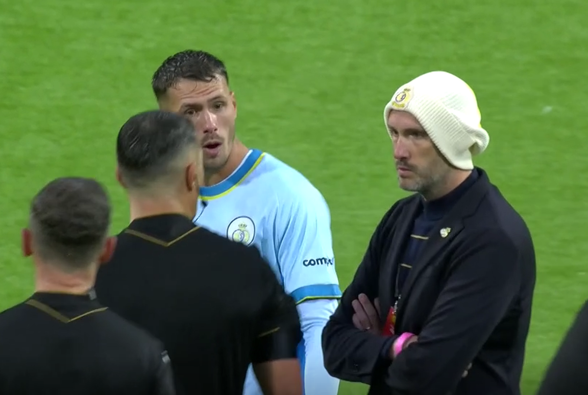 Istvan Kovacs, un nou meci cu scandal în Europa! Patronul lui Darius Olaru a părut că l-a lovit pe arbitru: imagini incredibile de la final