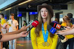 Ștefania Uță a revenit în România după aurul de la CM: „Pălăria este un suvenir de acolo. Așa am promis”