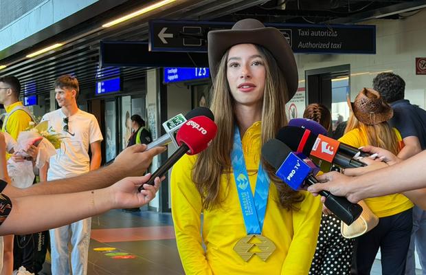 Ștefania Uță a revenit în România după aurul de la CM: „Acesta e doar începutul” + Ce suvenir și-a luat din SUA