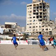 Jucători și terenuri de fotbal din Fâșia Gaza // Foto: Imago