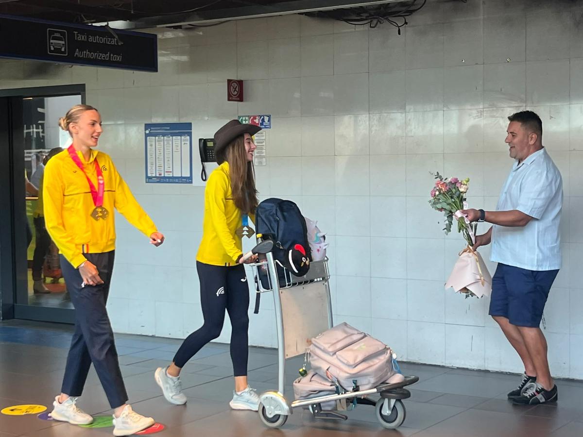Ștefania Uță, campioană mondială U20 la 400 de metri garduri și Daria Vrînceanu, vicecampioană mondială U20 la triplusalt