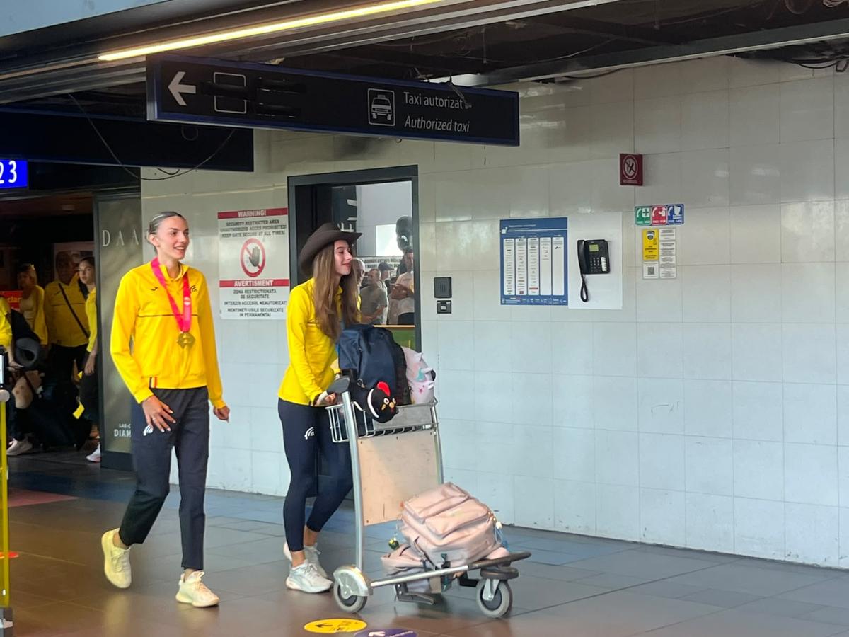 Ștefania Uță, campioană mondială U20 la 400 de metri garduri și Daria Vrînceanu, vicecampioană mondială U20 la triplusalt