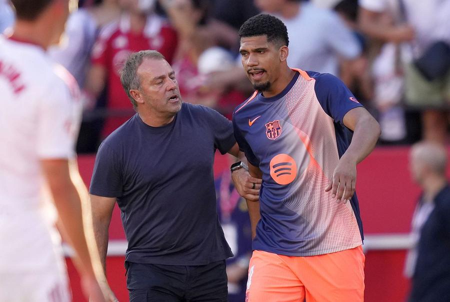 Hansi Flick și Ronald Araujo/ Foto: Imago Barcelona l-a lăsat pe Araujo să plece la Liverpool, apoi a făcut o mișcare care a șocat pe toată lumea