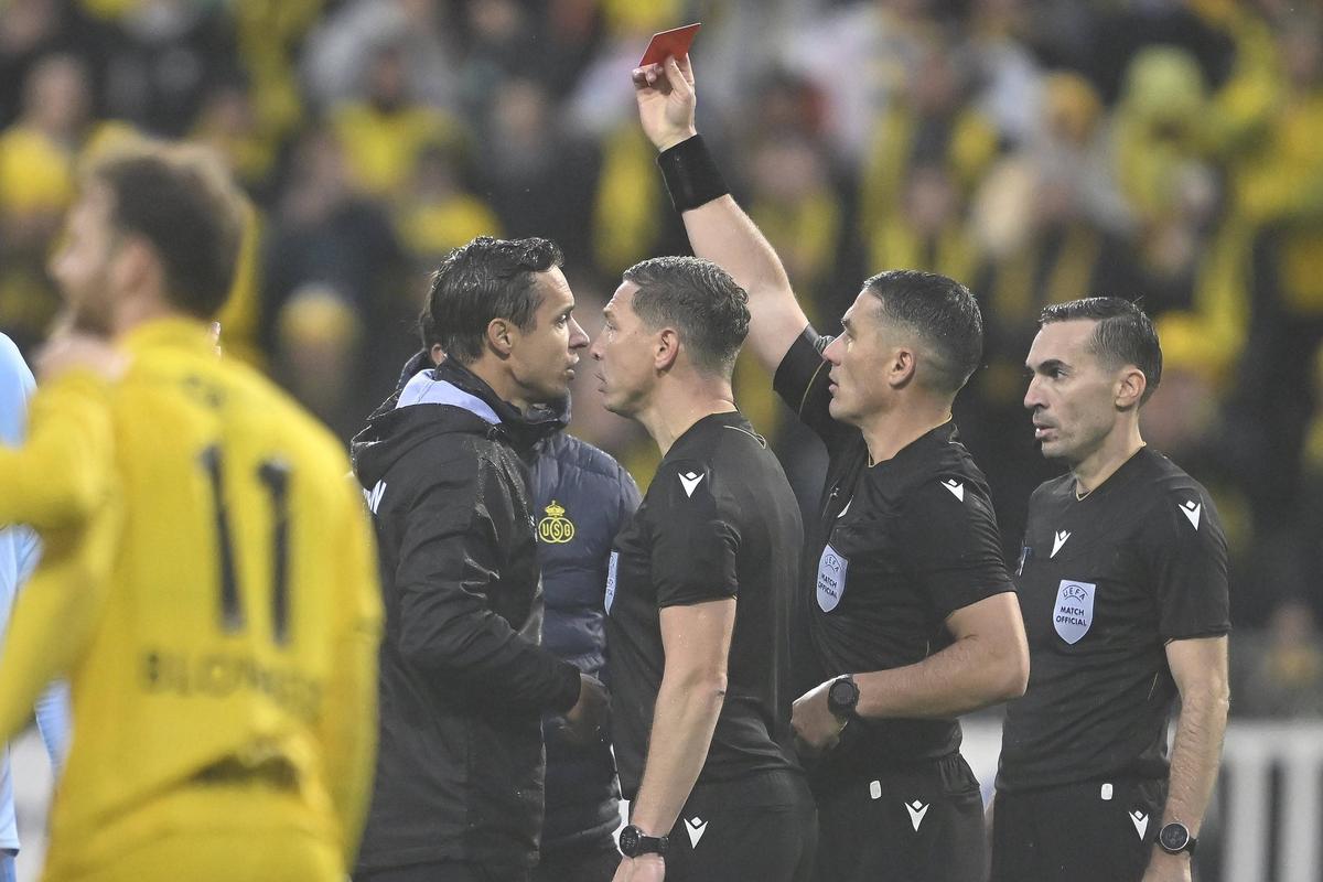 Istvan Kovacs, un nou meci cu scandal în Europa! Patronul lui Darius Olaru a părut că l-a lovit pe arbitru: imagini incredibile de la final
