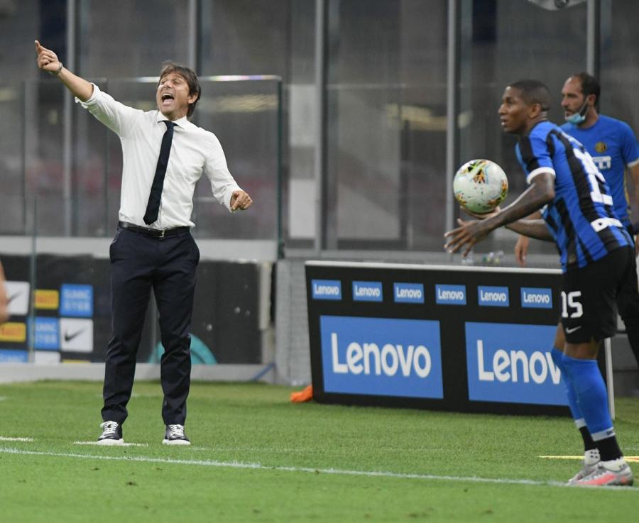 Antonio Conte și Ashley Young în perioada în care au colaborat la Inter / Foto: Imago Images Antonio Conte, criticat de fostul său elev: „De asta stă rar la un club mai mult de un an”